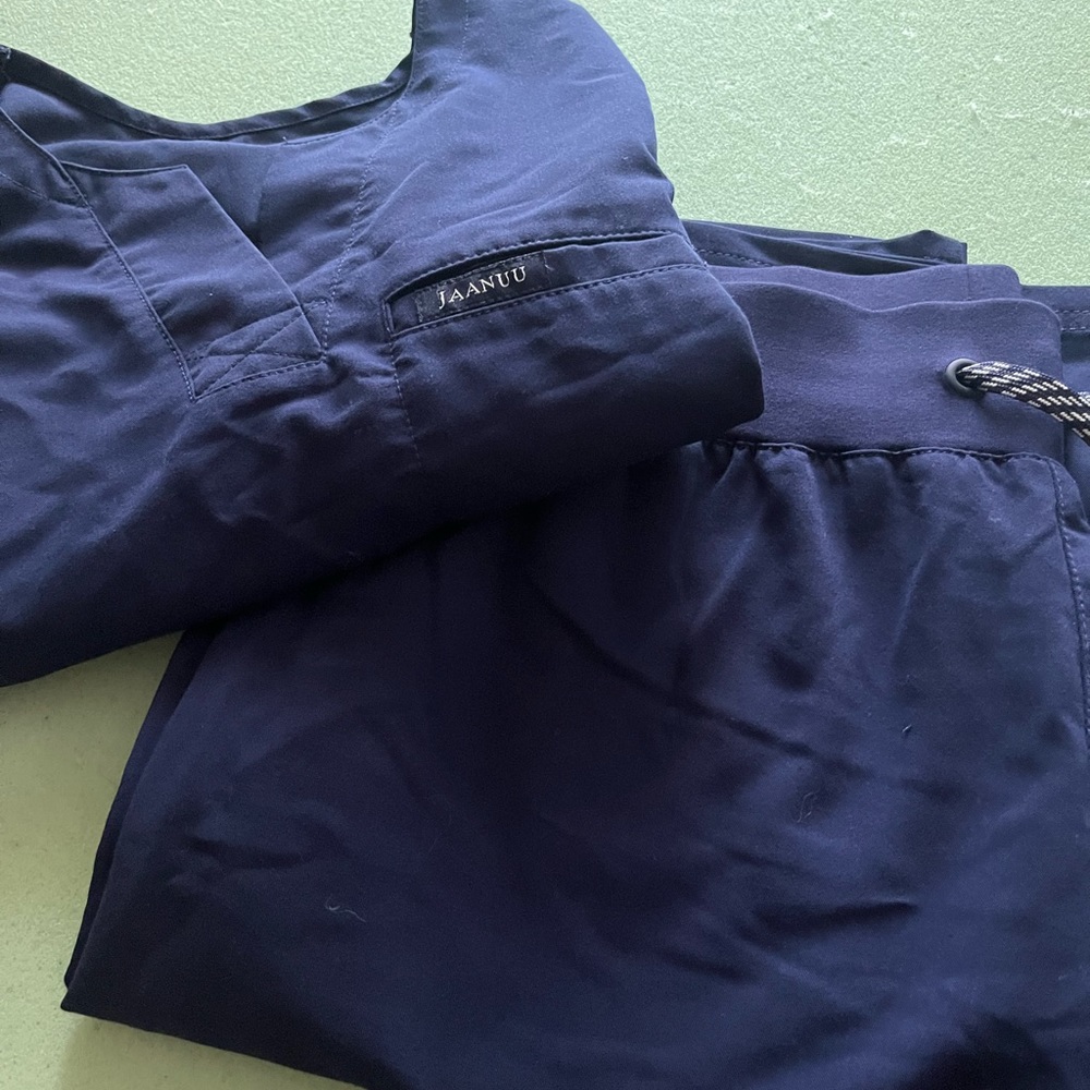Jaanuu Scrub Set